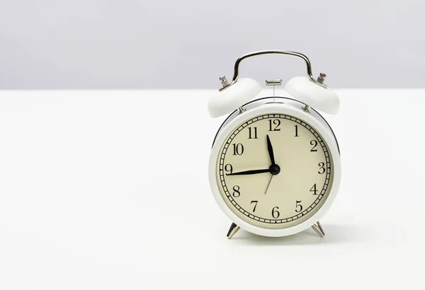 Relógio Alarme Redondo Branco Fica Mesa Tempo Quinze Minutos Doze — Fotografia de Stock