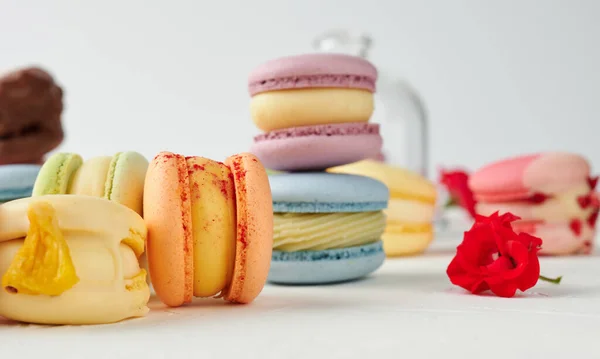 Macarons Cuits Four Sur Une Table Blanche Dessert Gourmet Farine — Photo