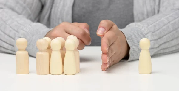 Group Wooden Figures Stands One Figure Hand Them Concept Reconciliation — Stock Photo, Image