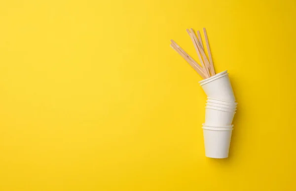Stos Białych Kubków Żółtym Tle Plastikowa Koncepcja Odrzucenia Zero Odpadów — Zdjęcie stockowe