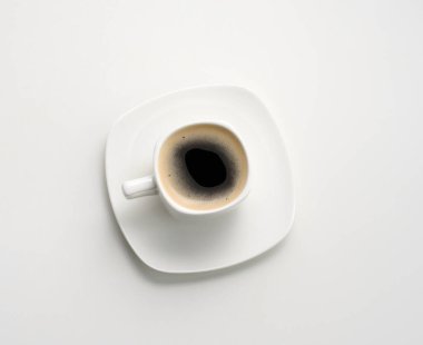 Siyah kahveli beyaz seramik bardak beyaz masa, üst manzara, kahvaltı