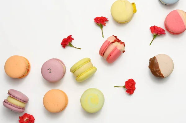 Macarons Cuits Four Avec Différentes Saveurs Boutons Rose Sur Fond — Photo