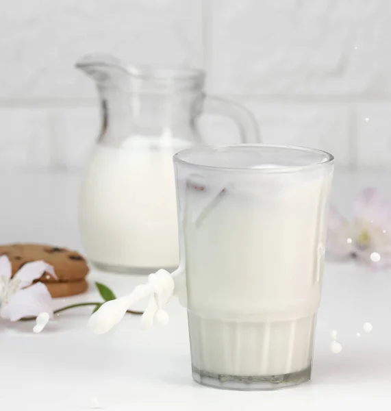 Volle Glasschale Mit Frischer Milch Mit Spritzern Steht Auf Einem — Stockfoto