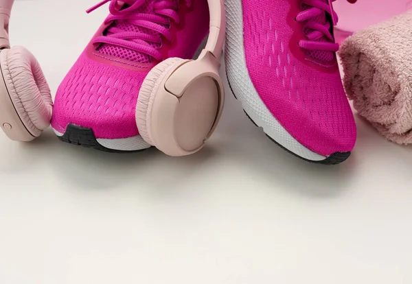 Sepasang Sepatu Olahraga Tekstil Ungu Headphone Nirkabel Handuk Dengan Latar — Stok Foto