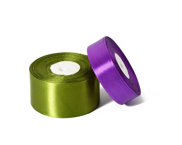 Dos Rollos Cinta Seda Verde Púrpura Decoración Envoltura Fondo Blanco — Foto de Stock