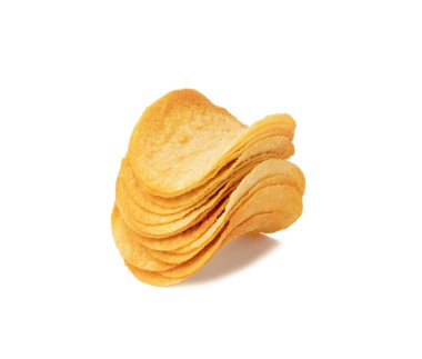Beyaz arka planda izole edilmiş kırmızı biberli patates cipsi yığını.