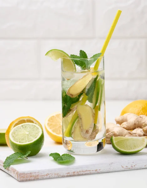 Gelas Transparan Dengan Lemon Potongan Kapur Dan Daun Mint Dan — Stok Foto