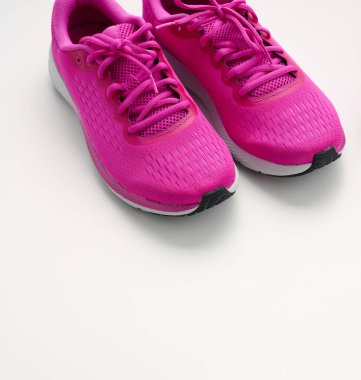 Beyaz arka planda bir çift mor tekstil spor ayakkabısı, üst manzara. Spor ayakkabıları, koşu.