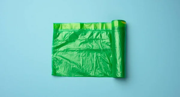 Tekercs Zöld Átlátszó Műanyag Zacskók Szemetes Kék Háttér Felső Nézet — Stock Fotó