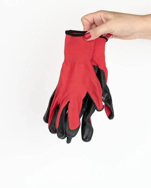 Ręka Samicy Trzyma Białym Tle Czerwone Rękawice Robocze Materiału Włókienniczego — Zdjęcie stockowe