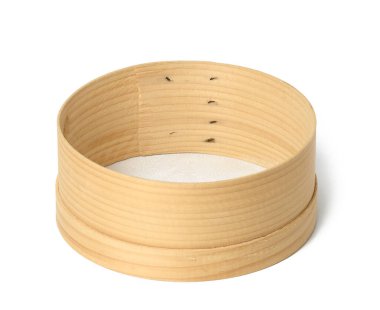 yuvarlak ahşap mutfak süzgeci beyaz arka planda izole edilmiş, çatal bıçaklar