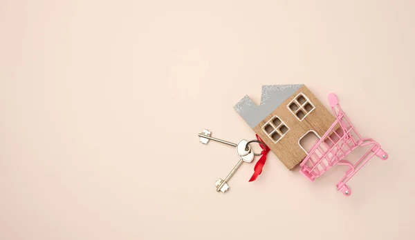 Model Dřevěného Domu Miniaturní Nákupní Vozík Béžovém Pozadí Nákup Nemovitostí — Stock fotografie