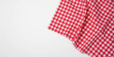 Beyaz arkaplanda katlanmış kırmızı beyaz kareli peçete