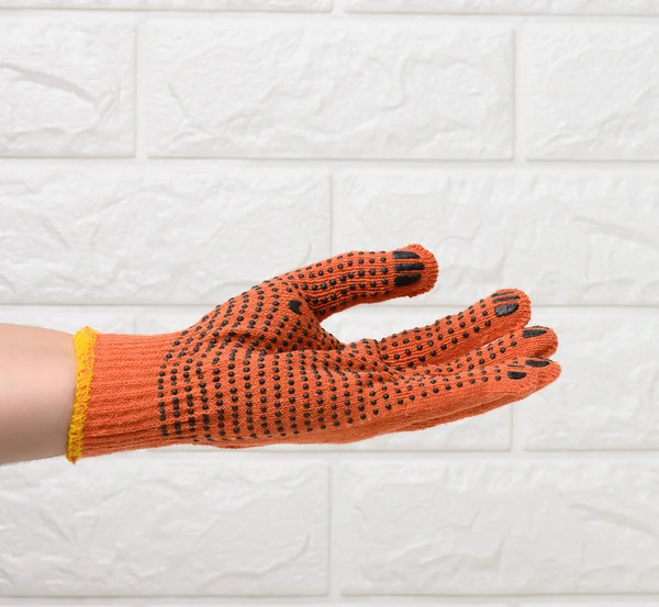 Mão Feminina Uma Luva Protetora Laranja Trabalho Contra Fundo Uma — Fotografia de Stock