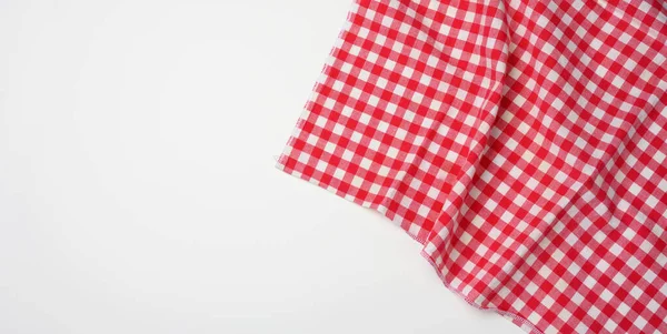 Beyaz arkaplanda katlanmış kırmızı beyaz kareli peçete
