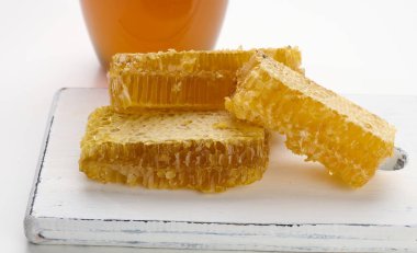 Ballı bal peteği beyaz tahtada 