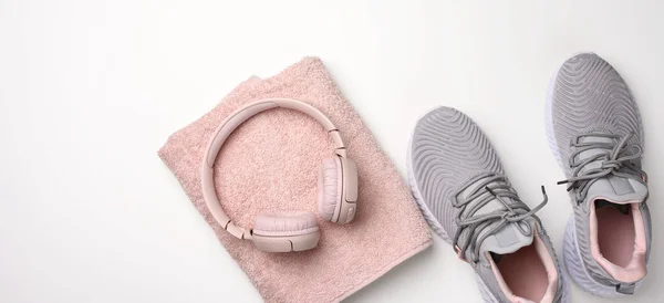 Par Zapatillas Textiles Grises Auriculares Inalámbricos Una Toalla Rosa Textil — Foto de Stock