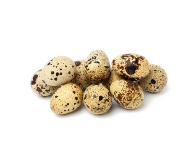 Beyaz arka planda bir grup çiğ bıldırcın yumurtası, diyet yiyecekler.