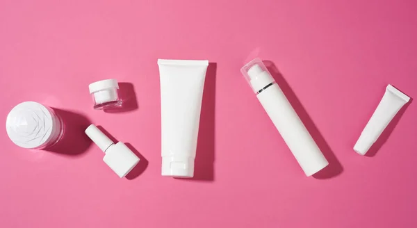 Lak Nehty Sklenice Prázdné Bílé Plastové Tubusy Pro Kosmetiku Růžovém — Stock fotografie