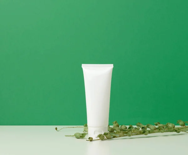 Prázdné Bílé Plastové Tubusy Pro Kosmetiku Zeleném Pozadí Balení Pro — Stock fotografie