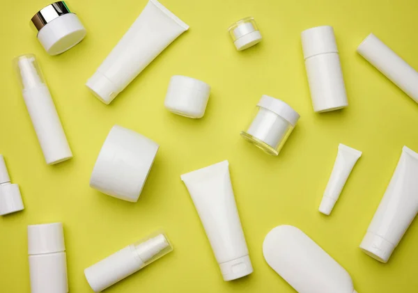 Frasco Garrafa Tubos Plástico Branco Vazio Para Cosméticos Fundo Amarelo — Fotografia de Stock