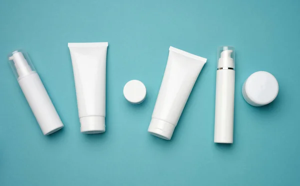 Pot Fles Lege Witte Plastic Buizen Voor Cosmetica Een Blauwe — Stockfoto