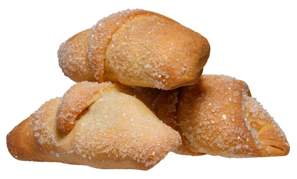İzole edilmiş arka planda kaba şeker serpiştirilmiş bir yığın kruvasan.