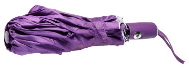Katlanmış portatif şemsiye parlak mor renkli, saplı ve kayışlı, izole arkaplan