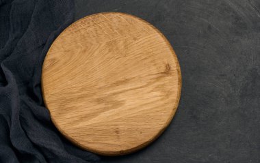 Siyah zemin üzerinde boş kahverengi tahta kesme tahtası, üst görünüm