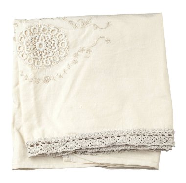Klasik işlemeli katlanmış beyaz pamuk havlu, dantel kenar ve açık ekleme. İzole edilmiş arkaplan.