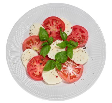 Dilimlenmiş taze domatesli klasik Caprese salatası.