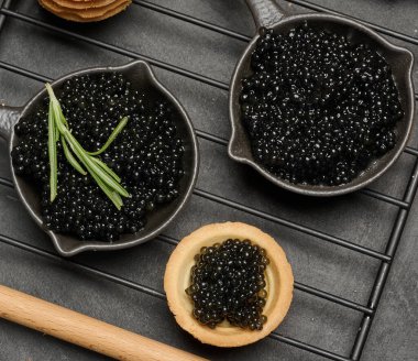 Siyah havyar, dökme demir tavalar ve tart. Üst görünüm