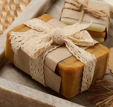 Mermer tezgahta el yapımı sabunlar, kapatın.