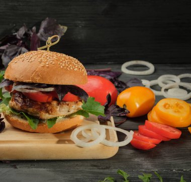 Tahtada domuz bifteği ve sebzeli hamburger.