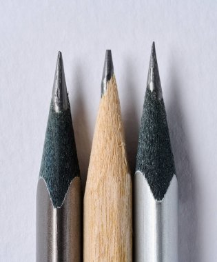 Birbirine yakın üç grafit kalemin sivri uçlarını yakın plan, beyaz arka plan, makro