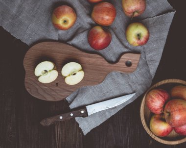 Tahtada olgun kırmızı elmalar, üst manzara.