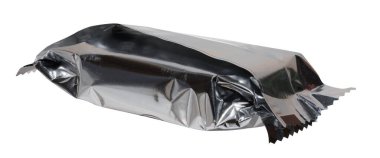 Yırtık kenarlı gümüş folyo ambalajı, izole bir arka plan. Kapat.