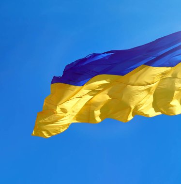 Açık mavi gökyüzüne karşı Ukrayna 'nın ulusal bayrağı