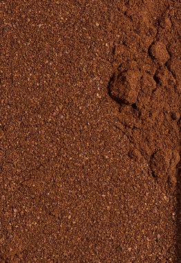 Kavrulmuş kahve çekirdekleri yüzeye saçılmış, tam kare.