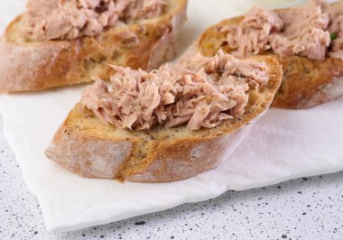 Beyaz bir masada dilimlenmiş ton balığıyla