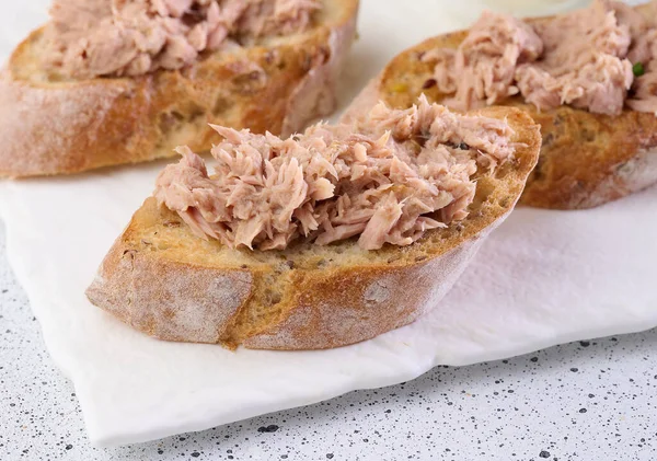 Beyaz bir masada dilimlenmiş ton balığıyla