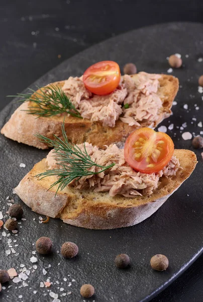 Ton balığı, vişneli domates ve dereotlu siyah levha, üst manzara.