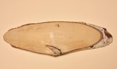 Oval huş ağacı bej bir arka planda kesilmiş, üst görünüm