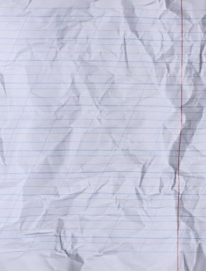 Çapraz çizgileri, sayısız kırışıklıkları ve tüm yüzey boyunca kırışık alanları olan beyaz bir defter kağıdının dokusu.