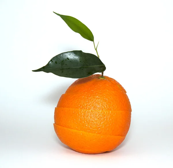 緑の葉と新鮮なオレンジ — ストック写真