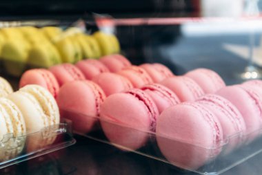 Nice, Fransa 'nın güneyindeki pastanede renkli kurabiyeler.