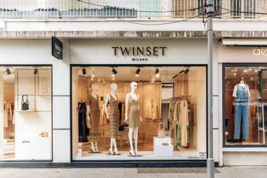 Nice, Fransa - 14 Haziran 2025 Rue Marechal Joffre 'deki Twinset butiğinin ön cephesinde yaz koleksiyonunda mankenler