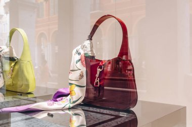 Nice, Fransa - 14 Haziran 2025: Galeri Lafayette 'in vitrininde sergilenen kırmızı Gucci Jackie el çantası
