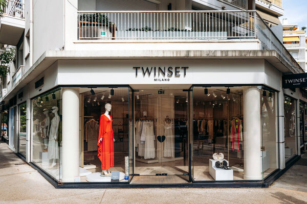 Ницца, Франция - 14 июня 2025 года: Бутик "Фасад Твинсета" на улице Марешал Джоффре с манекенами в летней коллекции