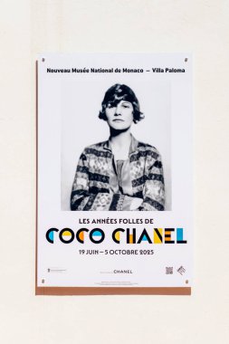 Monako - 28 Haziran 2025: Villa Paloma, Nouveau Musee National de Monaco 'da Coco Chanel' in sergi posteri